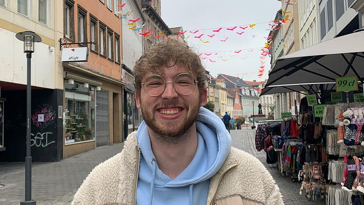 Simon Kalt (21) aus Coburg: "Die Menschenmassen auf dem Weihnachtsmarkt haben mich eh schon immer ein bisschen gest&ouml;rt. Ich h&auml;tte nichts dagegen, das Ganze etwas zu entzerren. St&auml;nde in der Spitalgasse und im Steinweg f&auml;nde ich deshalb auch eine gute L&ouml;sung. Mit Freunden einen Gl&uuml;hwein trinken und die aufkommende Weihnachtsstimmung genie&szlig;en, das geh&ouml;rt einfach dazu. Ich bin geimpft, also w&uuml;rden mich 3G oder 3G+ nicht einschr&auml;nken, aber ich finde es unfair gegen&uuml;ber Leuten, die sich nicht impf...
