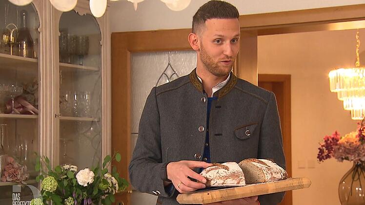 Als Gastgeber strotzt Raphael (30) vor Selbstbewusstsein