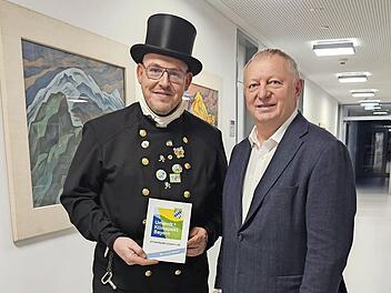 Landrat Thomas Bold überreichte die Urkunde für die Teilnahme am Umwelt- und Klimapakt Bayern an Kaminkehrermeister Felix Keßler.