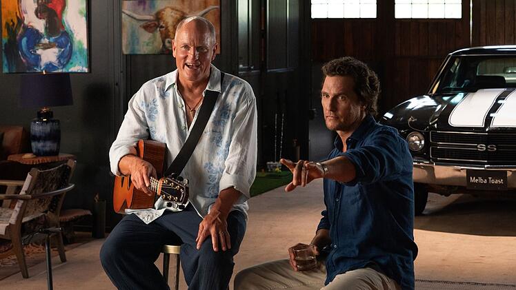 Woody Harrelson (links) und Matthew McConaughey fiktionalisieren ihre jahrzehntelange Freundschaft in einer Serie &uuml;ber sich selbst.