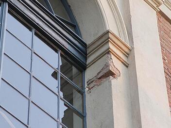 Lochfraß am weltberühmten Festspielhaus: An den Fenstereinfassungen plumpsen die Klinkersteine heraus und bröckelt der Putz.  Fotos: J. Nützel/G. Munzert