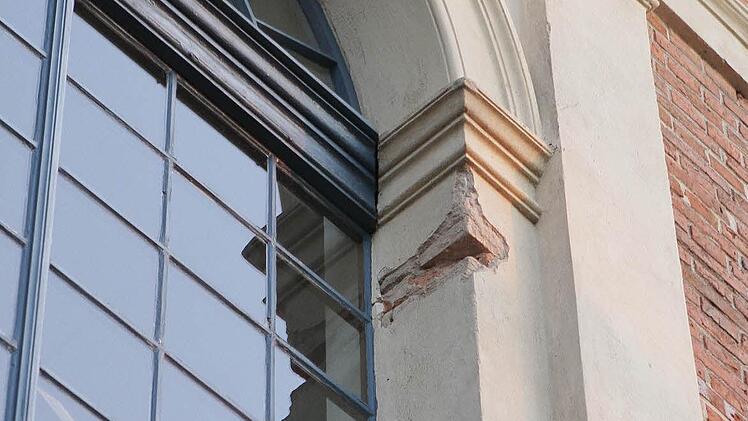 Lochfraß am weltberühmten Festspielhaus: An den Fenstereinfassungen plumpsen die Klinkersteine heraus und bröckelt der Putz.  Fotos: J. Nützel/G. Munzert