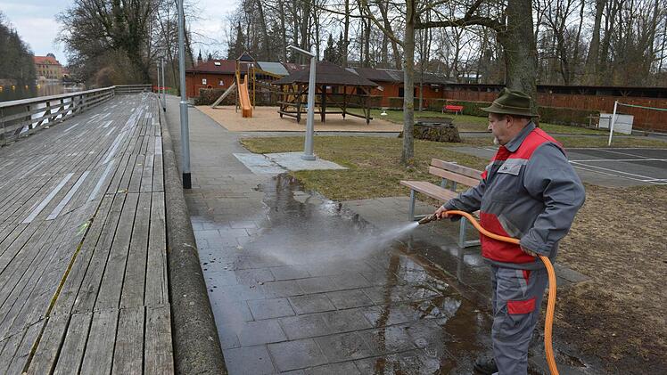 Frühjahrsputz im Hainbad. Foto: Ronald Rinklef