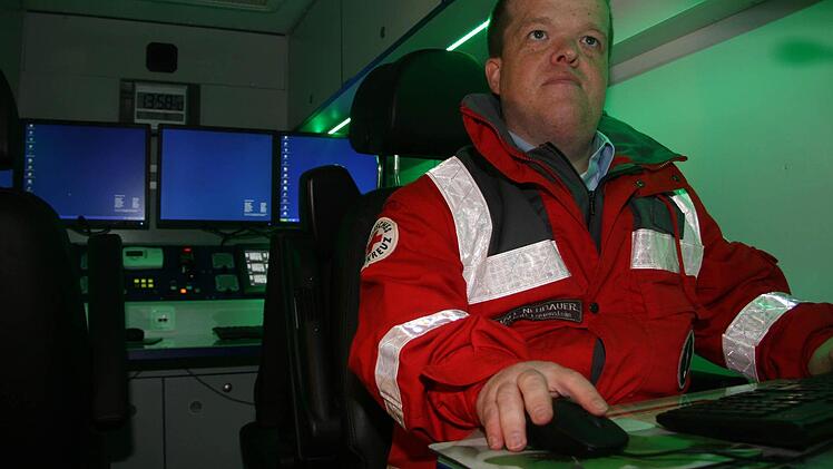 Michael Neubauer im neuen Einsatzleitwagen.