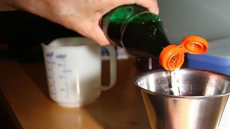 Nun 100 Milliliter Essig pro Kilo Kraut abmessen.