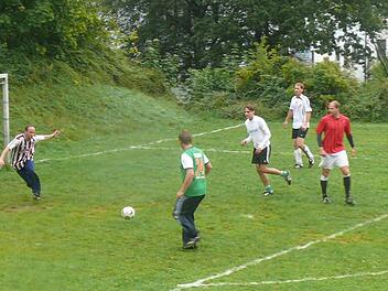 Wie in den alten Zeiten: Trotz regennasser Witterung traf sich der harte Kern der ehemaligen Ebelsbacher Fußballclique auf "seinem" Bolzplatz. Ein letztes Mal hatten sie viel Spaß am Kick mit dem runden Leder. Das Gelände an der Mittelschule hatten die Hobby-Fußballer dafür aufgemöbelt.
