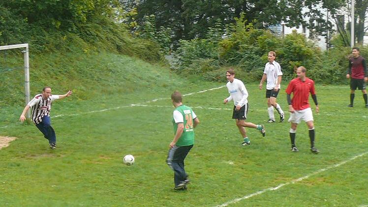 Wie in den alten Zeiten: Trotz regennasser Witterung traf sich der harte Kern der ehemaligen Ebelsbacher Fußballclique auf "seinem" Bolzplatz. Ein letztes Mal hatten sie viel Spaß am Kick mit dem runden Leder. Das Gelände an der Mittelschule hatten die Hobby-Fußballer dafür aufgemöbelt.