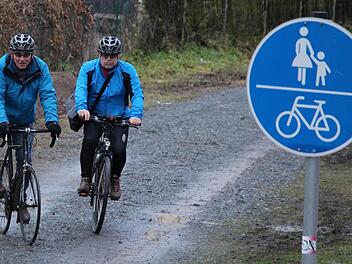Mit geringen Mitteln könnte die Stadt Kronach im Bereich der ehemaligen Bahnlinie zwischen Ruppen und dem Landesgartenschaugelände eine wichtige Geh- und Radwegverbindung schaffen, sind sich ADFC-Vorsitzender Michael Kestel (rechts) und Heinrich Gehring sicher, die hier einen Teilbereich mit ihren Rädern befahren. Foto: Rainer Glissnik