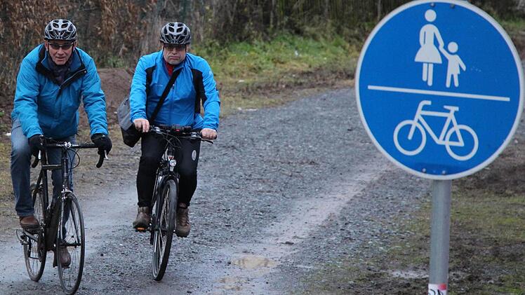 Mit geringen Mitteln könnte die Stadt Kronach im Bereich der ehemaligen Bahnlinie zwischen Ruppen und dem Landesgartenschaugelände eine wichtige Geh- und Radwegverbindung schaffen, sind sich ADFC-Vorsitzender Michael Kestel (rechts) und Heinrich Gehring sicher, die hier einen Teilbereich mit ihren Rädern befahren. Foto: Rainer Glissnik