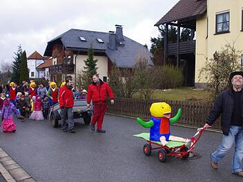 Den "Felix" hat die Kindertagesstätte St. Josef Wilhelmsthal für ihre musikalische Förderung der Kinder bekommen; der Preis fuhr beim Umzug mit.  Fotos: Heike Schülein