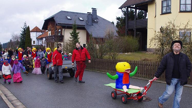 Den "Felix" hat die Kindertagesstätte St. Josef Wilhelmsthal für ihre musikalische Förderung der Kinder bekommen; der Preis fuhr beim Umzug mit.  Fotos: Heike Schülein