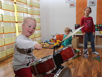 Ein lautes Hobby: An seinem Schlagzeug im Wohnzimmer sorgt Timmi für ordentlich Krach. Sein Bruder Max (hinten) ist fasziniert. Foto: Matthias Hoch