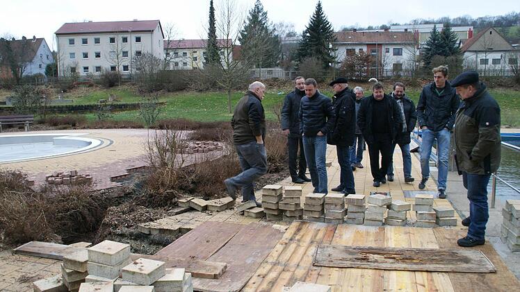 Weil das Quellwassser, das das Eltmanner Freibad speist, künftig während der Badesaison über die Wasseraufbereitungsanlage laufen muss, wird derzeit im Bad gegraben.
