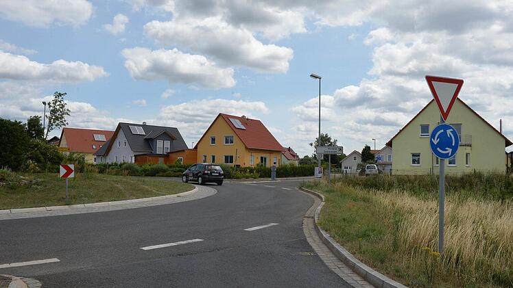 Rechts im Bild,neben dem Kreisverkehr, befindet sich das Baugebiet "Hintere Seewiesen Unterhaid". Foto: Ronald Rinklef