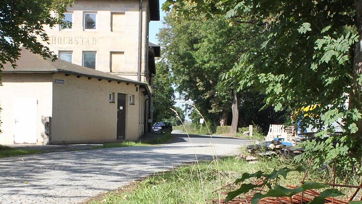 Die Zufahrt zum Hochstadter Bahnhof wirkt nicht gerade einladend. Foto: Popp