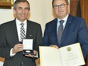 Staatssekretär Franz-Josef Pschierer (rechts) übergab die Staatsmedaille an den Unternehmer Otto Kirchner.  Foto: Wirtschaftsministerium Bayern
