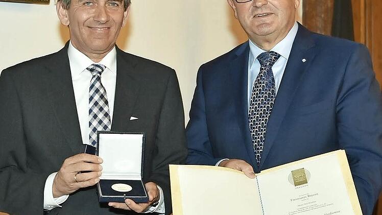 Staatssekretär Franz-Josef Pschierer (rechts) übergab die Staatsmedaille an den Unternehmer Otto Kirchner.  Foto: Wirtschaftsministerium Bayern