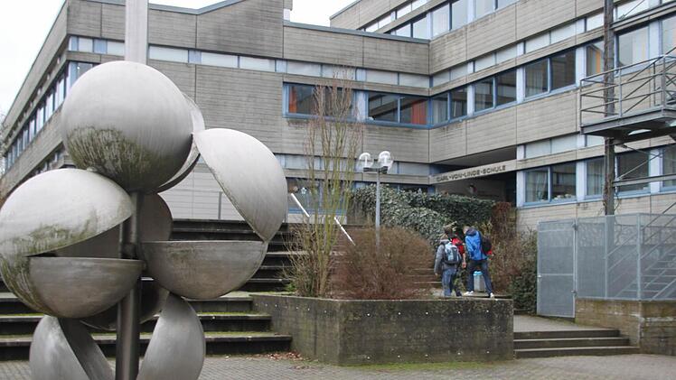 Mit welchen Konsequenzen muss der Absender der Bombendrohung rechnen, die am 27. November an der Carl-von-Linde-Realschule für große Aufregung gesorgt hat,? Derzeit ermittelt die Staatsanwaltschaft gegen den 14-jährigen Schüler. Foto: Stephan Tiroch