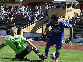 Ramsthals Marcel Schmitt (links) im Duell mit M&uuml;nnerstadts Ahmet Coprak. Das Spiel ging damals mit 4:1 an M&uuml;nnerstadt. Beide sind fit und bereit, gegen Unterspiesheim (Ramsthal) und Bad Kissingen (M&uuml;nnerstadt) aufzulaufen. Foto: Hopf