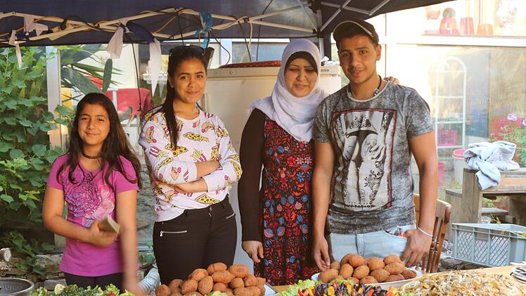 Ein Büfett mit Spezialitäten aus Syrien hatte diesmal die Familie Darwig für das Sommerfest der Kulturinitiative "Die Wüste lebt" aufgetischt. Foto: Klaus Klaschka