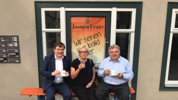 Dieses "Beweisfoto" postete CSB-Stadtrat Christian Müller (links) am Mittwoch auf seiner Facebook-Seite: SPD-Stadträtin Petra Schneider hatte ihm und seinem Fraktionskollegen Gerhard Amend einen Kaffee kredenzt. Foto: privat