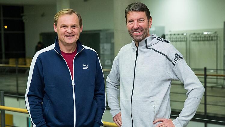 Die Vorstandvorsitzenden von adidas, Kasper Rorsted (r), und Puma, Björn Gulden, stehen am 21.11.2017 in Nürnberg  vor Beginn einer gemeinsamen Podiumsdiskussion der "Nürnberger Nachrichten" nebeneinander. Foto: Daniel Karmann/dpa