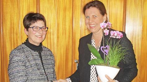 Schulrätin Kerstin Zapf (rechts) verabschiedete Rektorin Angelika Gruber.  Foto: Bruno Preißinger