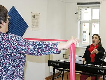 Bevor mit dem Singen losgelegt wird, machen die Sängerinnen und Sänger um Lehrerin Cornelia Schmid (am Klavier) Atem- und Lockerungsübungen. Beim Konzert zeigen die Sänger ihr Können.  Foto: Janina Reuter-Schad
