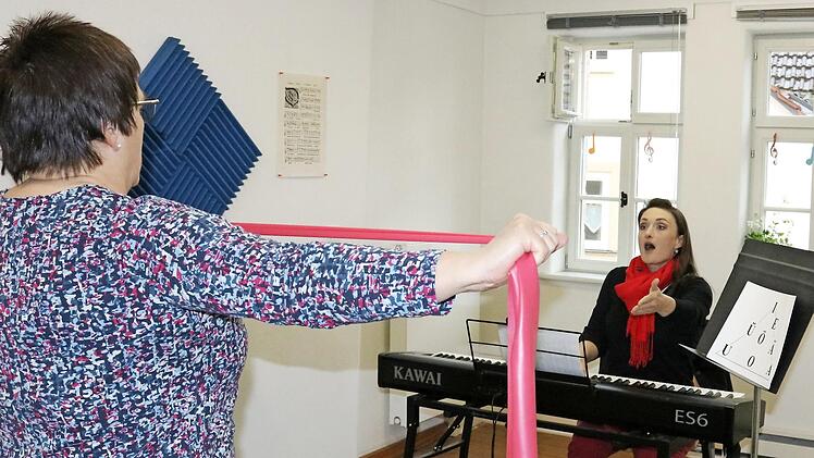 Bevor mit dem Singen losgelegt wird, machen die Sängerinnen und Sänger um Lehrerin Cornelia Schmid (am Klavier) Atem- und Lockerungsübungen. Beim Konzert zeigen die Sänger ihr Können.  Foto: Janina Reuter-Schad