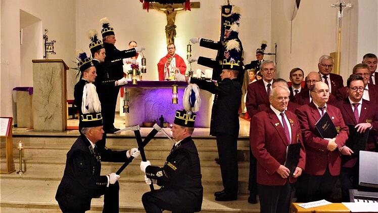 Die Knappen gestalteten den Festgottesdienst zur Barbarafeier in der Stockheimer Kirche St. Wolfgang mit, der von Pfarrer Hans-Michael Dinkel zusammen mit Diakon Konrad Funk gefeiert wurde. Rechts im Bild einige Aktive des Gesangvereins Liederkranz Haig.