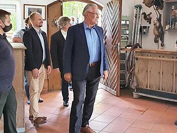 Johannes Haas (r.) führte Bayerns Innenminister und obersten Touristiker, Joachim Herrmann (Zweiter v. r.), durch die Edelbrennerei der Familie Haas. Foto: Carmen Schwind