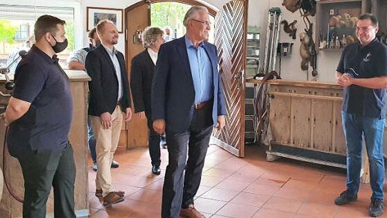 Johannes Haas (r.) führte Bayerns Innenminister und obersten Touristiker, Joachim Herrmann (Zweiter v. r.), durch die Edelbrennerei der Familie Haas. Foto: Carmen Schwind