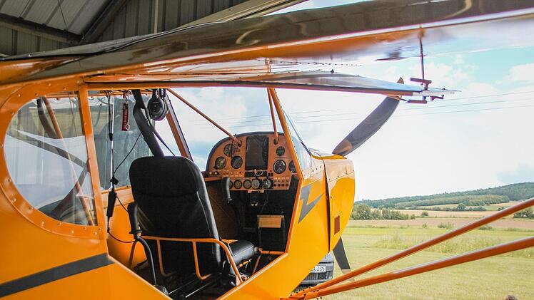 Der wachsame Blick von Platzhund Leni begleitet die Maschinen in die L&uuml;fte.