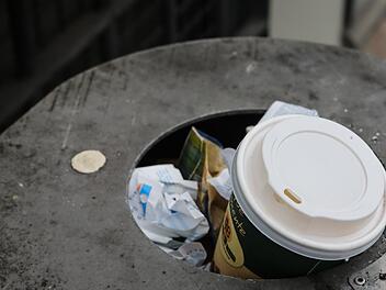 Kaffeebecher und Gerichte in Plastik - muss nicht sein. Aber die Alternative ist im Landkreis Bad Kissingen  noch zu unattraktiv. Foto: Barbara Herbst
