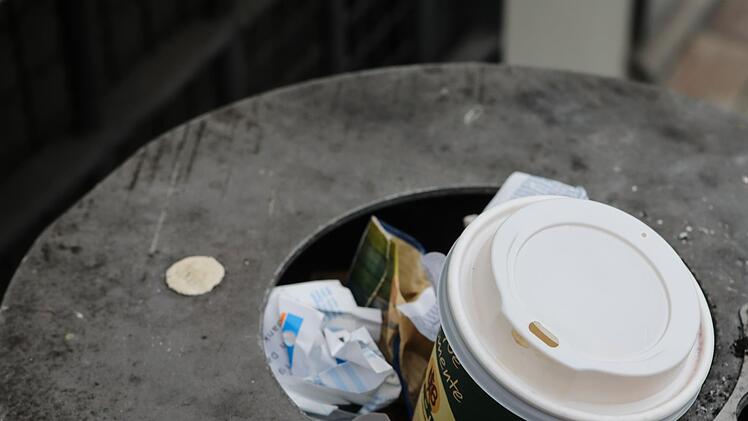 Kaffeebecher und Gerichte in Plastik - muss nicht sein. Aber die Alternative ist im Landkreis Bad Kissingen  noch zu unattraktiv. Foto: Barbara Herbst