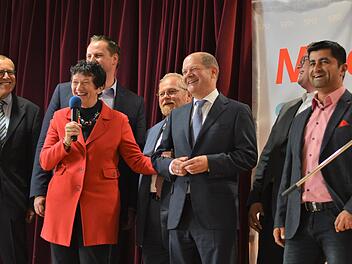 Inge Aures kennt Olaf Scholz von mehreren Veranstaltungen. Unter anderem hat sie ihn bei einer Wahlkampfveranstaltung in Bischofsgrün begrüßt.