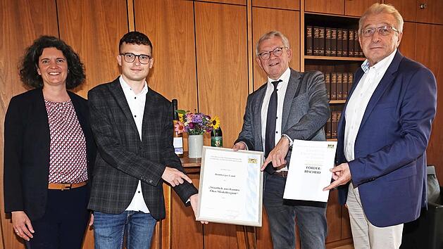 Die Fachbereichsleiterin für nachhaltige Entwicklung am Landratsamt Bamberg Silke Michel, der neue Öko-Modellregion-Manager Patrick Nastvogel sowie Landrat Johann Kalb bei der Übergabe des Bewilligungsbescheids durch Lothar Winkler (v. links)