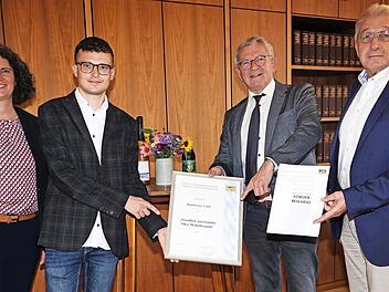 Die Fachbereichsleiterin für nachhaltige Entwicklung am Landratsamt Bamberg Silke Michel, der neue Öko-Modellregion-Manager Patrick Nastvogel sowie Landrat Johann Kalb bei der Übergabe des Bewilligungsbescheids durch Lothar Winkler (v. links)