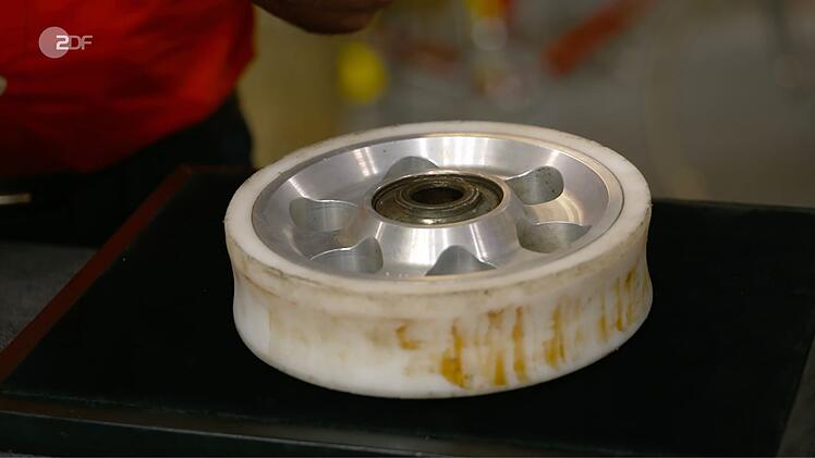 F&uuml;r das aus Aluminium, Edelstahl und Polyamid gefertigte Relikt hoffte die Verk&auml;uferin auf 100 bis 150 Euro.