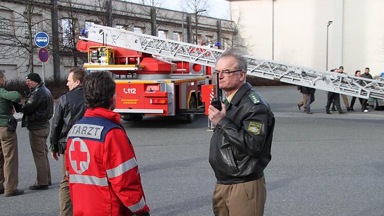 Polizeichef Gerhard Renk und der Notarzt im Gespräch.