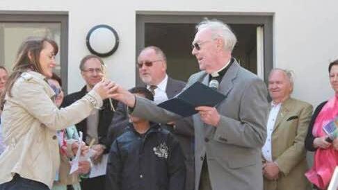 Als Vertreter der evangelischen Kollegen übergab der Reverend Alan Stockbridge kleine Palmkreuze, wie sie in England am Palmsonntag üblich sind. Veronika Müller, gute Seele der Pfarrei, erhielt eines davon