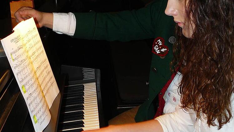 Sophie Angermann am Klavier. Foto: Klaus-Peter Wulf