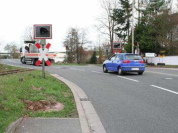 Bisher endet der Gehweg kurz vor dem Bahnübergang. Foto: Evi Seeger (Archiv)