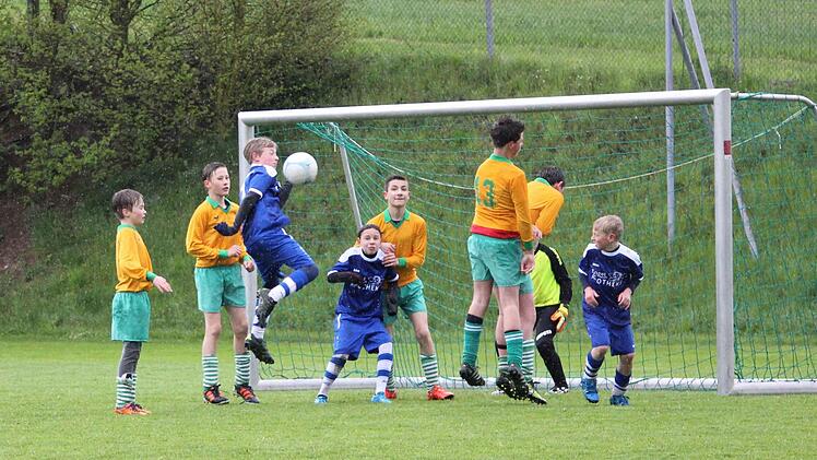Lukas Greinwald schraubt sich im Spiel gegen die JFG Sinn-/Schondratal hoch zum Kopfball, im Hintergrund staunen Elias Pump und Samuel Betz. Foto: Gerald Betz