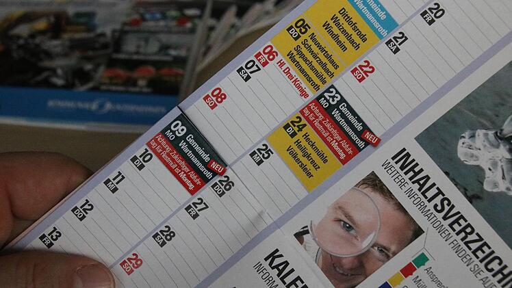 Blick in den Wartmannsrother Abfallkalender: Ab 2017 Abfuhr am Montag statt am Dienstag. Foto: Ralf Ruppert