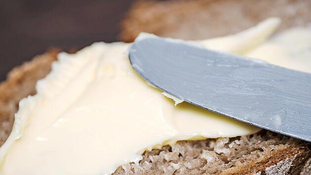 Eine frisches Brot mit Butter darf bei dieser Genusswanderung nicht fehlen. Foto: Archiv/Ralf Hirschberger, dpa