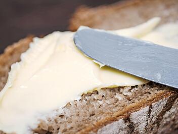 Eine frisches Brot mit Butter darf bei dieser Genusswanderung nicht fehlen. Foto: Archiv/Ralf Hirschberger, dpa