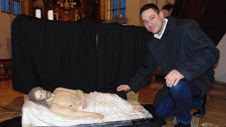 Die Grablege wurde  entdeckt.  Mesner Michael Ihle holte  alle Schätze vom Dachboden wieder in die Kirche. Petra Malbrich