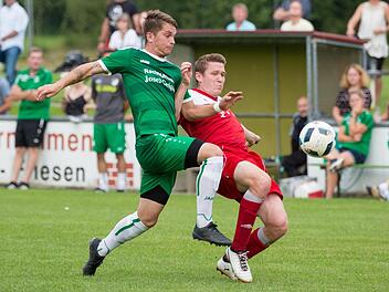 Er war einer der Sieggaranten am Sonntag gegen Veitsbronn: Marcel Lindner (grünes Trikot) erzielte zwei Treffer. Hier beim 2:1-Hinspielsieg gegen den FSV Bayreuth war ihm kein Tor vergönnt.  Foto: Heinrich Weiß