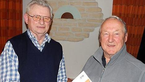 Der 82-jährige Konrad Seehuber (rechts) ist seit 40 Jahren Prüfer und hat selbst zum 60. Mal das goldene Sportabzeichen abgelegt. BLSV-Kreisreferent Peter Schwitz gratulierte herzlich. Foto: Horst Wunner
